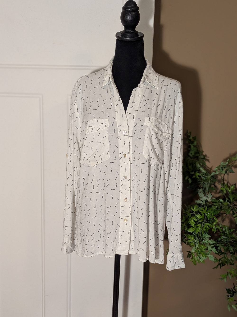 Just Living White Button-Down Shirt with Unique Black Key Print. Sz Med.